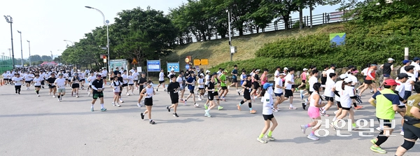 7일 오전 양평 강상체육공원 일대에서 열린 ‘제27회 양평 이봉주 마라톤대회 겸 경인일보 남한강 마라톤대회’에 참가한 마라토너들이 힘차게 출발하고 있다. 2025.6.7 /최은성기자 ces7198@kyeongin.com