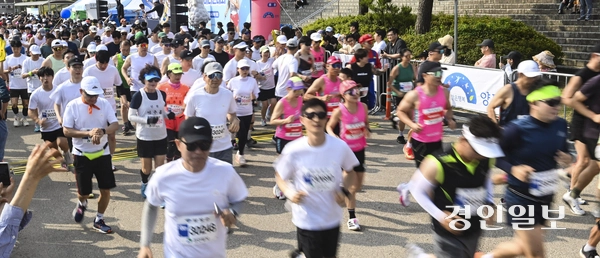7일 오전 양평군 강상면 나루께축제공원 일원에서 제27회 양평이봉주마라톤대회 겸 경인일보 남한강마라톤대회가 열리고 있다. 2025.6.7 /이지훈기자 jhlee@kyeongin.com