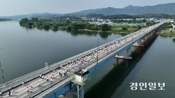 7일 오전 양평 강상체육공원 일대에서 열린 ‘제27회 양평 이봉주 마라톤대회 겸 경인일보 남한강 마라톤대회’에 참가한 마라토너들이 시원한 강바람을 가르며 양평대교 위를 힘차게 달리고 있다. 2025.6.7 /임열수기자 pplys@kyeongin.com