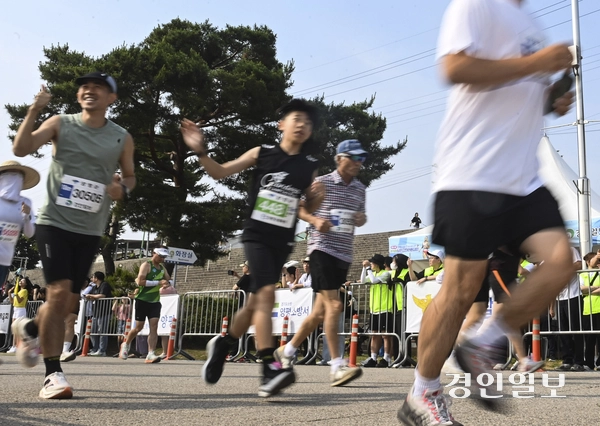 7일 오전 양평군 강상면 나루께축제공원 일원에서 제27회 양평이봉주마라톤대회 겸 경인일보 남한강마라톤대회가 열리고 있다. 2025.6.7 /이지훈기자 jhlee@kyeongin.com