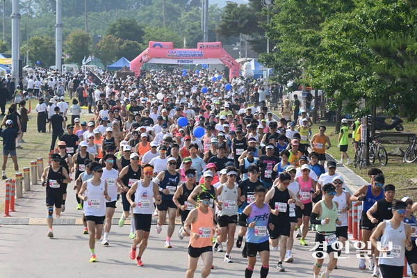 7일 오전 양평 강상체육공원 일대에서 열린 ‘제27회 양평 이봉주 마라톤대회 겸 경인일보 남한강 마라톤대회’에 참가한 마라토너들이 힘차게 출발하고 있다. 2025.6.7 /최은성기자 ces7198@kyeongin.com