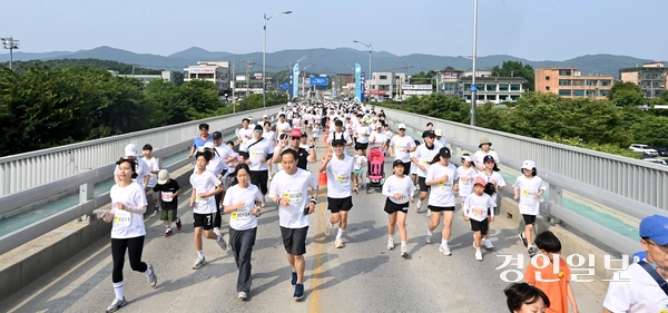 7일 오전 양평 강상체육공원 일대에서 열린 ‘제27회 양평 이봉주 마라톤대회 겸 경인일보 남한강 마라톤대회’에 참가한 마라토너들이 시원한 강바람을 가르며 양평대교 위를 힘차게 달리고 있다. 2025.6.7 /최은성기자 ces7198@kyeongin.com