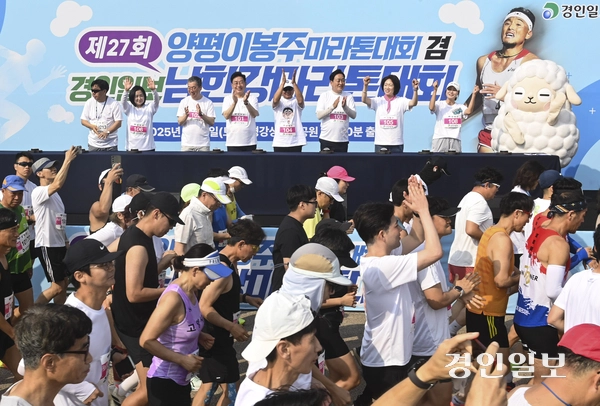 7일 오전 양평군 강상면 나루께축제공원 일원에서 제27회 양평이봉주마라톤대회 겸 경인일보 남한강마라톤대회가 열리고 있다. 2025.6.7 /이지훈기자 jhlee@kyeongin.com