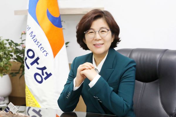 김보라 안성시장이 최근 한국매니페스토실천본부가 전국 기초단체장을 대상으로 실시한 임기 3년차 공약이행평가에서 ‘A등급’을 받았다. 2025.6.5 /안성시 제공