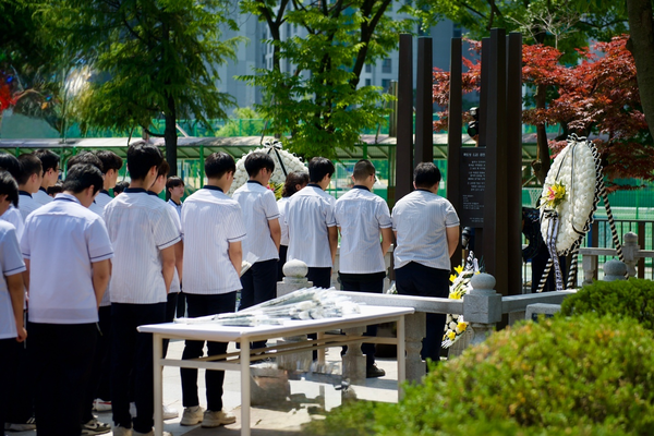 지난 5일 수원고등학교에서 ‘6·25 참전동문 추모 헌화식’이 열린 가운데 학생들이 참전기념비 앞에서 묵념하고 있다. 2025.6.5 /수원고 제공