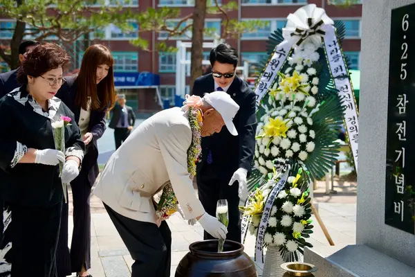 지난 5일 수원고등학교에서 ‘6·25 참전동문 추모 헌화식’이 열리고 있다. /수원고 제공