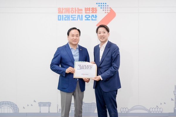 동탄 물류센터 반대 위해 이권재 오산시장(왼쪽)과 이준석 개혁신당 의원이 간담회를 갖고 의견을 나눴다. 2025.6.7 /오산시 제공