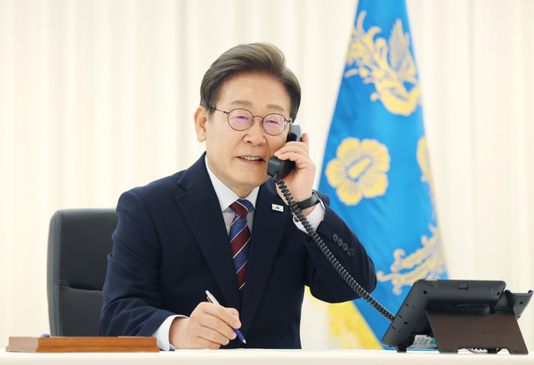 이재명 대통령이 6일 서울 한남동 관저에서 도널드 트럼프 미국 대통령과 전화 통화를 하기 위해 수화기를 들고 있다. 2025.6.6 /연합뉴스