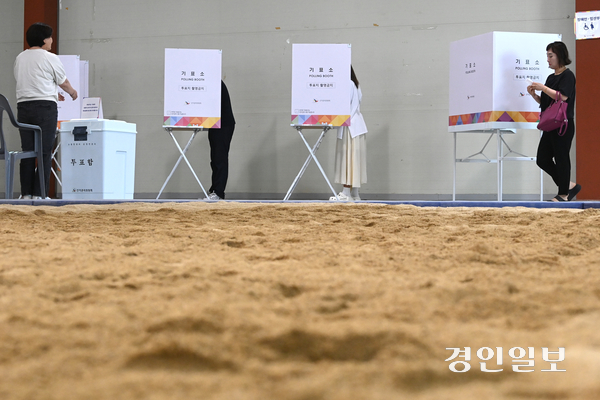 제21대 대통령선거 투표가 실시된 3일 성남시 중원구 성남종합운동장 실내씨름장에 마련된 투표소에서 유권자들이 투표하고 있다. 2025.6.3 /최은성기자 ces7198@kyeongin.com