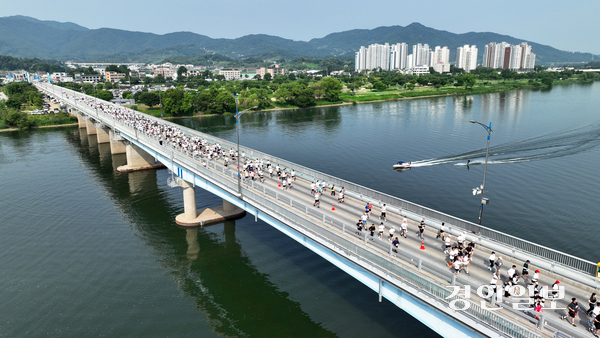 지난 7일 오전 양평 강상체육공원에서 열린 ‘제27회 양평 이봉주 마라톤대회 겸 경인일보 남한강 마라톤대회’에 참가한 마라토너들이 시원한 강바람을 가르며 양평 대교 위를 힘차게 달리고 있다. 이날 대회는 전국에서 모인 5천여명의 달림이와 가족들이 남한강변 천혜의 자연경관을 만끽하며 성황리에 폐막됐다. 2025.6.7 /임열수기자 pplys@kyeongin.com