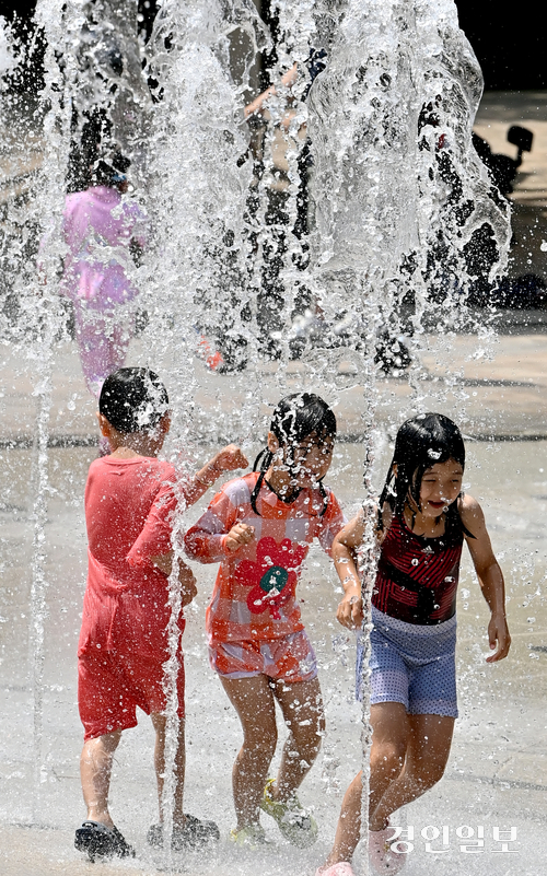 8일 인천은 한낮 기온이 26℃까지 오른 무더운 날씨였다. 남동구 중앙공원 ‘하트 분수대’를 찾은 어린이들이 시원한 물줄기를 맞으며 휴일 오후를 즐겼다. 2025.6.8 /김용국기자 yong@kyeongin.com