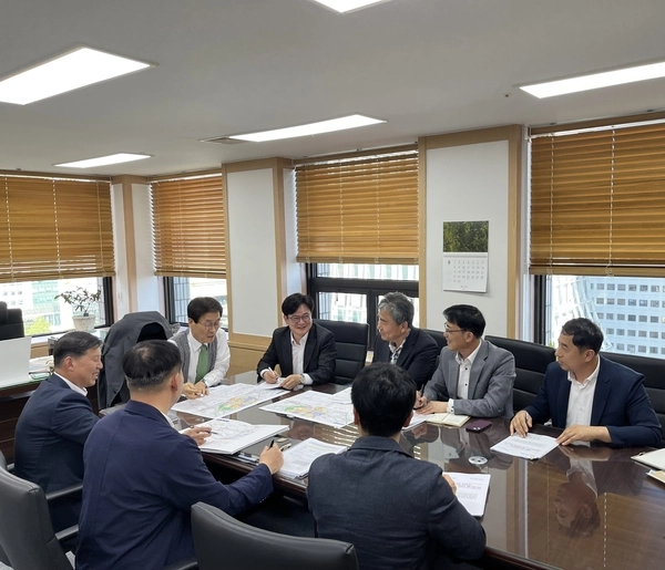 김병수 김포시장과 함진규 한국도로공사 사장 등이 지난 4일 계양~강화 고속도로 김포한강2콤팩트시티 구간 지하화를 비롯한 상호 협력 방안을 논의하고 있다. 2025.6.4 /김포시 제공