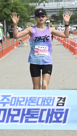 여자 하프 1위 송유경 [양평이봉주·경인일보 남한강마라톤-영광의 얼굴]