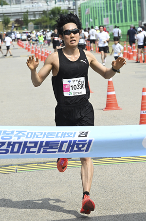 남자 하프 1위 백지훈 [양평이봉주·경인일보 남한강마라톤-영광의 얼굴]