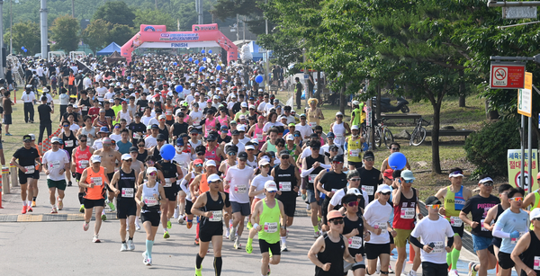 7일 오전 양평 강상체육공원에서 열린 ‘제27회 양평 이봉주 마라톤대회 겸 경인일보 남한강 마라톤대회’에 참가한 마라토너들이 힘차게 출발하고 있다. 2025.6.7 /취재팀