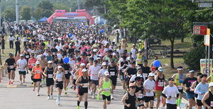 5천여 달림이·봉달이 함께… 물맑은 남한강변 풍광 누렸다 [양평이봉주·경인일보 남한강마라톤]
