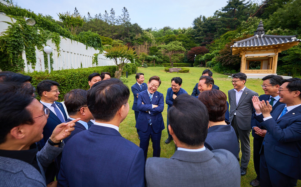 이재명 대통령이 7일 서울 한남동 관저에서 만찬에 참석한 더불어민주당 지도부 의원들과 대화하고 있다. 2025.6.8 /이재명 대통령 SNS 캡처