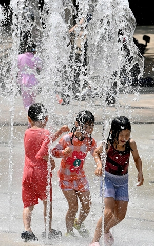 [포토] 분수에 맞는 6월 더위