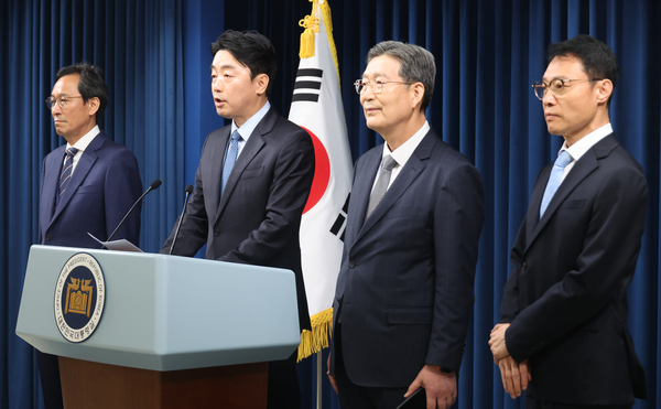 강훈식 대통령 비서실장이 8일 용산 대통령실에서 정무,홍보,민정 수석 인선을 발표하고 있다. 왼쪽부터 우상호 정무수석, 강 비서실장, 오광수 민정수석, 이규연 홍보소통수석. /연합뉴스