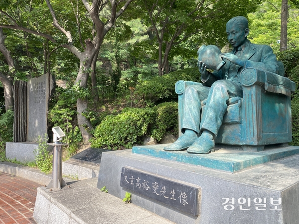인천시립박물관 앞뜰에 세워진 고유섭 청동 좌상(오른쪽)과 추모비. /경인일보DB