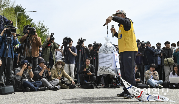 지난 4월 23일 오전 파주시 6.25전쟁납북자기념관 앞에서 전후납북피해가족연합회 관계자들이 무사귀환 위령제를 열고 있다. 납북자가족모임은 이날 위령제 이후 대북전단 살포를 계획했으나 바람의 영향으로 인해 살포를 임시 중지했다. 2025.4.23 /이지훈기자 jhlee@kyeongin.com
