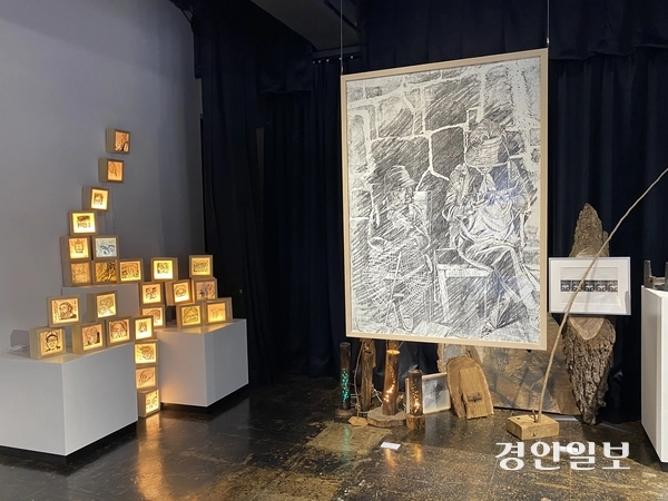임동현 作 ‘어떤 대화’(오른쪽 천장에 걸린 액자)와 석남동 사람들 모습을 담은 작품들. 2025.6.5 /박경호기자 pkhh@kyeongin.com