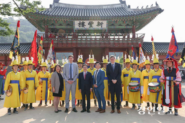 김동연 경기도지사가 9일 수원 화성행궁에서 데이비드 이비 캐나다 BC주 수상 등과 만나 경제협력 방안 등을 논의했다. 2025.6.9 /경기도 제공
