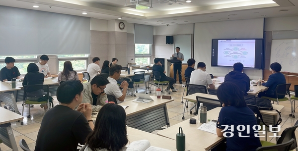 경기도경제과학진흥원에서 ‘지역산업맞춤형인력양성사업’의 일환으로 추진하고 있는 ‘품질관리를 위한 사내표준화 실무’ 교육이 진행되고 있다. /경과원 제공