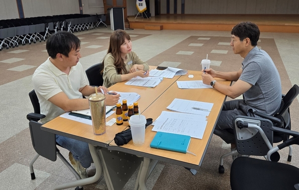 한강유역환경청 기술지원반이 지난해 김포시청을 찾아 지자체 담당자에게 1대1 맞춤형 기술지원을 하고 있다. /한강유역환경청 제공