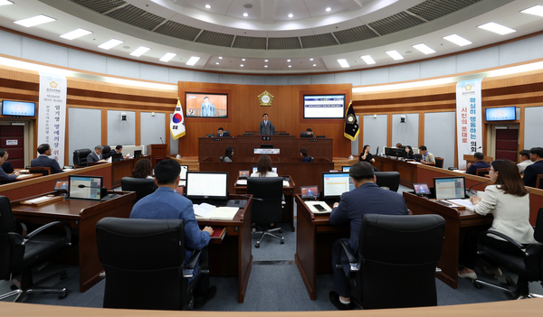 오산시의회가 9일 본회의장에서 294회 정례회를 열고 1차 본회의를 진행했다./ 오산시의회 제공