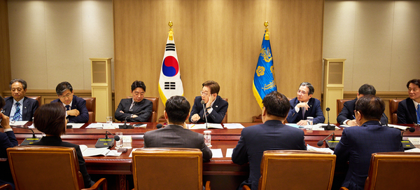 이재명 대통령이 9일 서울 용산 대통령실 청사에서 열린 비상경제점검 2차 태스크포스(TF)회의를 주재하고 있다. 2025.6.9 /대통령실 제공