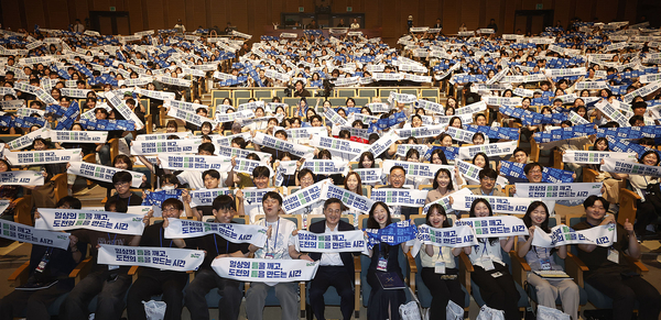 9일 오후 경기아트센터 대극장에서 열린 2025년 경기청년 갭이어 프로그램 발대식에서 김동연 경기도지사가 경기도 청년정책 참여자 및 청년정책 수혜자들과 기념촬영을 하고 있다. 2025.6.9 /경기도 제공