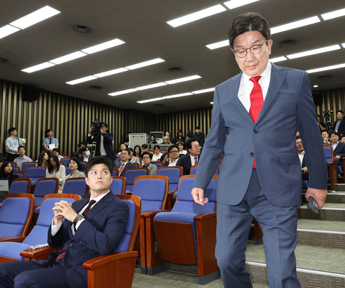 국민의힘 김용태 비상대책위원장이 9일 서울 여의도 국회에서 열린 의원총회에서 원내대표직 사퇴를 선언한 국민의힘 권성동 원내대표를 바라보고 있다. 2025.6.9 /연합뉴스