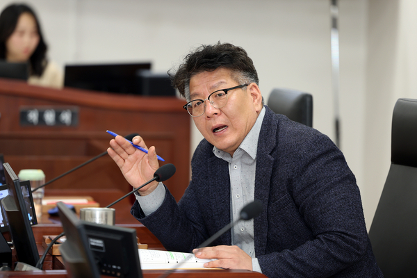 오산시의회 전도현 의원은 늘 걷거나 버스를 타면서 시민들의 이야기에 귀를 기울이고 있다. /오산시의회 제공