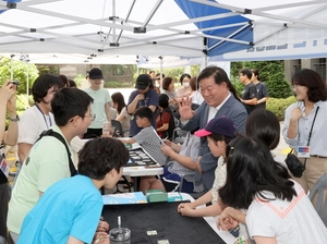 [포토] 박승원 광명시장, 아파트 체험부스서 소통