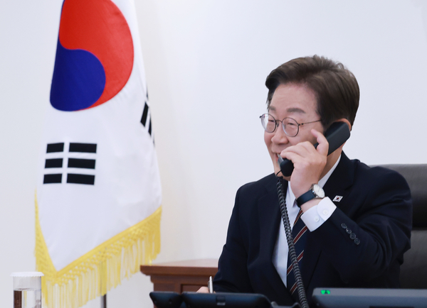 이재명 대통령이 9일 서울 용산 대통령실 청사 집무실에서 이시바 시게루 일본 총리와 전화 통화를 위해 수화기를 들고 있다. 2025.6.9  /연합뉴스