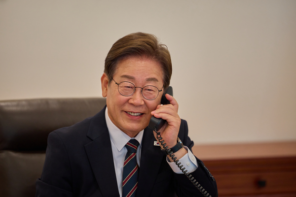 이재명 대통령이 9일 서울 용산 대통령실에서 이시바 시게루 일본 총리와 전화 통화를 하고 있다. 2025.6.9 /연합뉴스