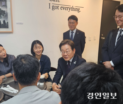 이재명 대통령이 10일 오후 용산 대통령실 구내 매점에서 기자들과 조우해 대화를 나누고 있다. 2025. 6.10 /정의종기자 jej@kyeongin.com