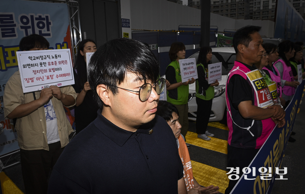 10일 오후 경기도청 앞에서 경기학교비정규직연대회의를 비롯한 관계자들이 기자회견을 열고 유호준 경기도의원의 징계위 회부 취소를 촉구하고 있다. 2025.6.10 /이지훈기자 jhlee@kyeongin.com