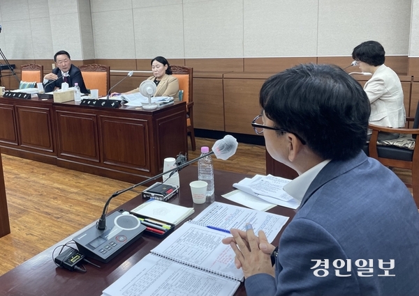 지난 9일 가평군의회 특별위원회에서 열린 행정사무감사에서 경기도 의정연수원 유치 실패 원인을 두고 최정용 의원과 박재홍 기획예산담당관이 공방을 벌였다. 2025.6.9 가평/김민수기자 kms@kyeongin.com