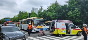 분당 도로서 마을버스가 차량 6대 추돌…4명 부상