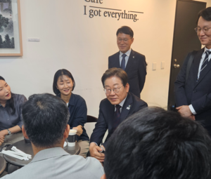 이재명 대통령, 점심시간 기자들과 깜짝 조우… 구내 매점서 티 타임