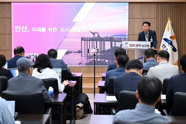 홍석효 안산시 도시주택국장이 10일 오전 시청 제1회의실에서 안산시 2030 도시관리계획 재정비 관련 브리핑을 진행하고 있다. 2025.6.10 /안산시 제공