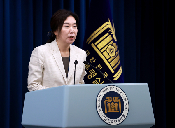 강유정 대통령실 대변인이 10일 서울 용산 대통령실 청사에서 ‘국민추천제’ 등 현안 관련 브리핑을 하고 있다. 2025.6.10 /연합뉴스