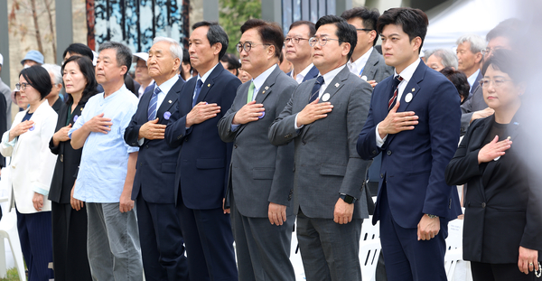 10일 서울 용산구 민주화운동기념관에서 열린 제38주년 6·10민주항쟁 기념식 및 개관식에서 참석자들이 국기에 경례하고 있다. 2025.6.10 /연합뉴스