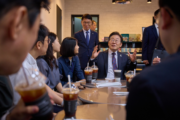 이재명 대통령이 10일 서울 용산 대통령실 청사 직원 식당에서 점심 식사를 한 뒤 구내 매점에서 출입기자들과 즉석 차담을 하고 있다. 2025.6.10 /대통령실 제공