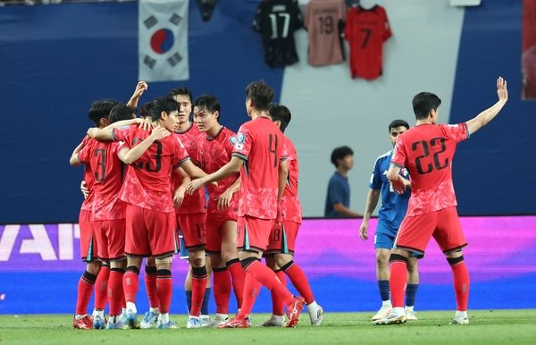 10일 서울월드컵경기장에서 열린 2026 북중미 월드컵 아시아 3차 예선 최종전 한국과 쿠웨이트의 경기에서 쿠웨이트의 자책골을 유도한 한국 전진우가 동료선수들과 기뻐하고 있다./연합뉴스