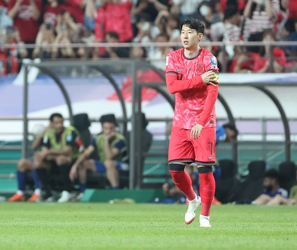 10일 서울월드컵경기장에서 열린 2026 북중미 월드컵 아시아 3차 예선 최종전 한국과 쿠웨이트의 경기에서 손흥민이 주장 완장을 황인범에게 전달받은 뒤 그라운드로 나서고 있다./연합뉴스