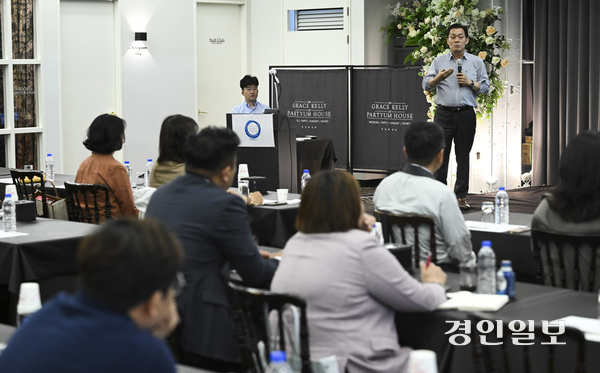 이재준 수원시장이 11일 오후 수원시 팔달구 파티움하우스에서 열린 미래사회포럼에서 ‘세계 속 대한민국, 그리고 수원’을 주제로 강연하고 있다. 2025.6.11 /이지훈기자 jhlee@kyeongin.com
