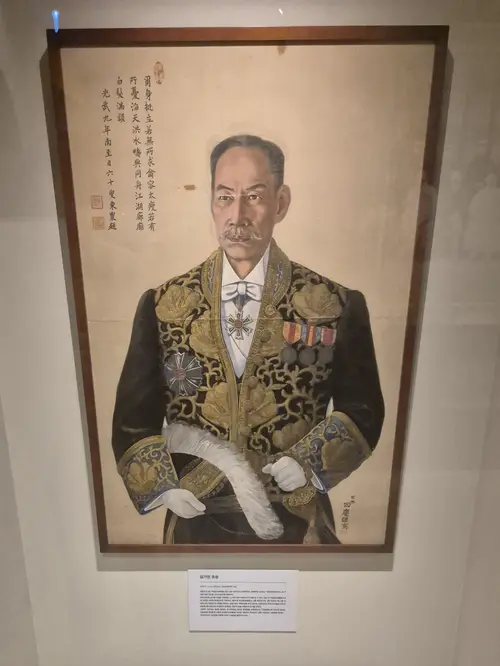 동농 김가진의 초상화. 왼쪽 모퉁이에는 을사늑약 후 망국에 대한 걱정을 담은 자필 시가 쓰여져 있다. 2025.6.7 /이영선기자 zero@kyeongin.com